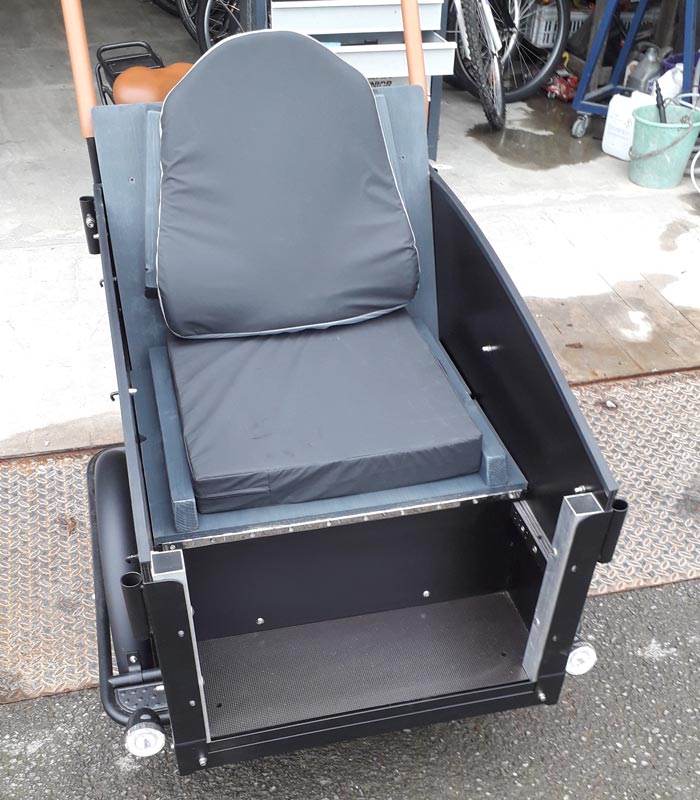 Vélo Emeraude - Location et vente Cargo PMR adapté pour le transport d'une personne à mobilité réduite