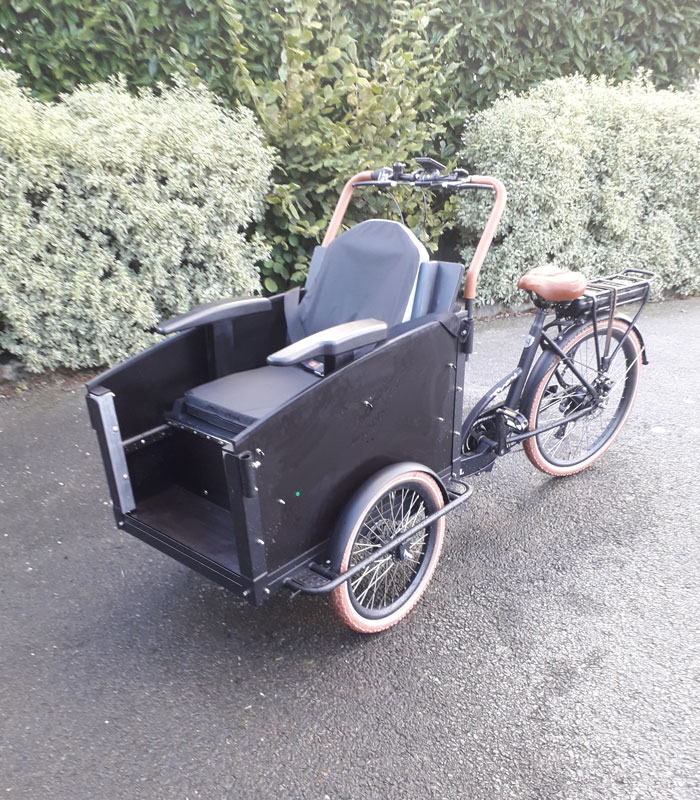 Vélo Emeraude - Location et vente Cargo PMR adapté pour le transport d'une personne à mobilité réduite