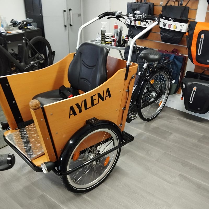 Vélo Cargo - Triporteur PMR adapté pour le transport d'une personne à mobilité réduite Aylena